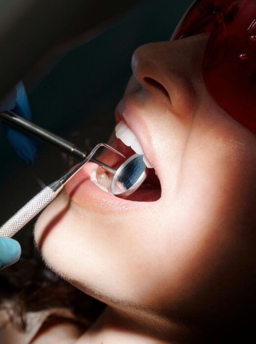 Rekonstrukcja zęba po leczeniu kanałowym – wkład, odbudowa, korona: co wybrać