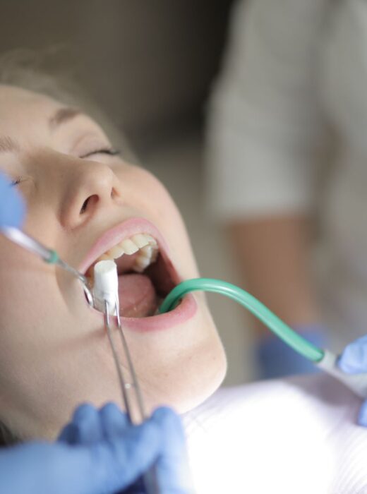 Wrażliwe zęby po scalingu i piaskowaniu – jak długo to trwa i jak łagodzić objawy?