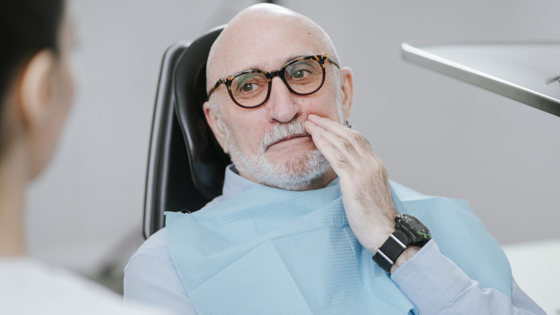 Ząb rusza się u dorosłego – najczęstsze przyczyny i kiedy można uratować ruszający się ząb?