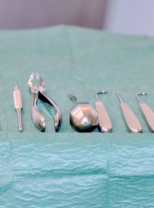 Zatrzymany kieł – kiedy potrzebna interwencja ortodonty i odsłonięcie zęba?