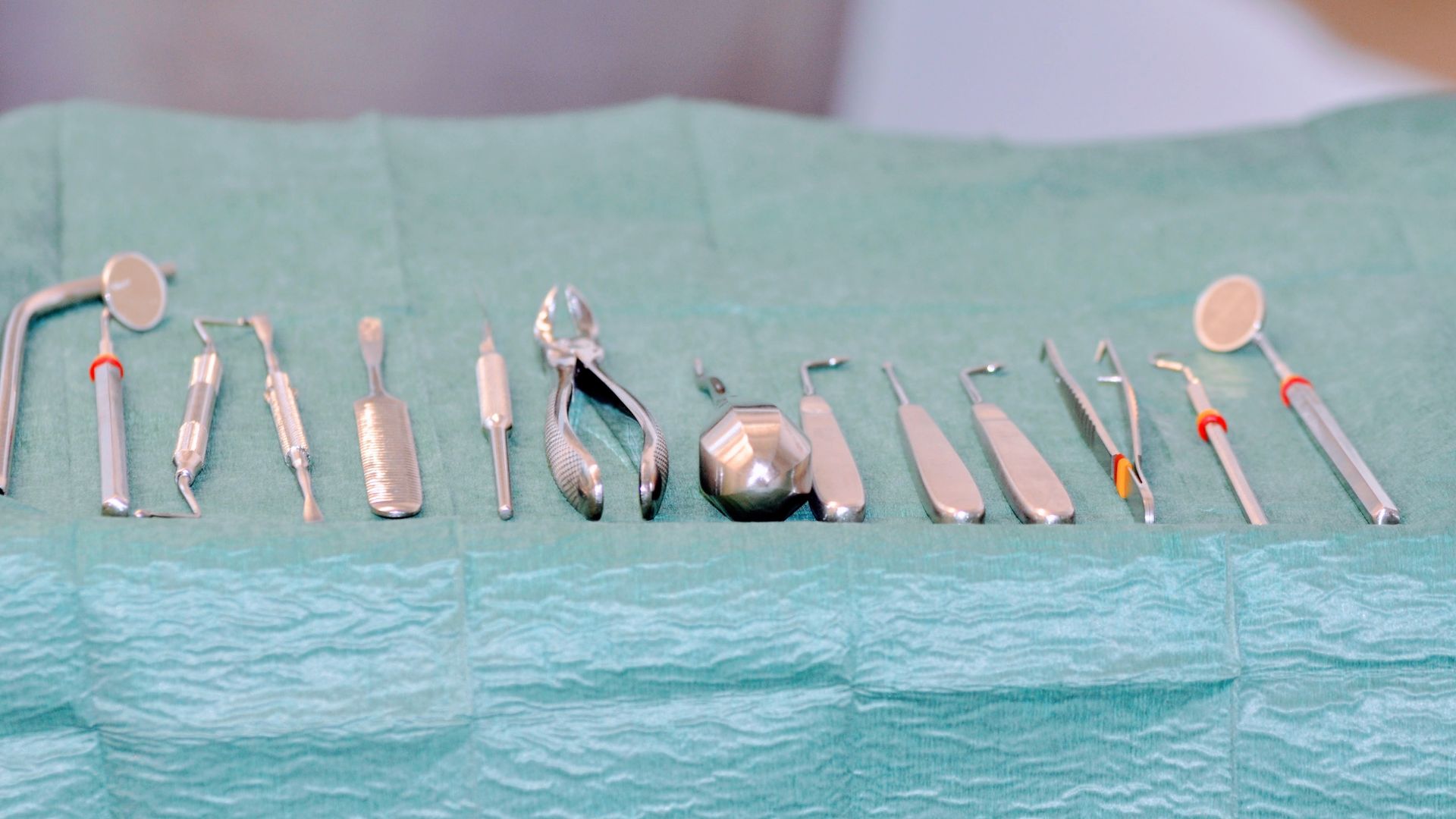 Zatrzymany kieł – kiedy potrzebna interwencja ortodonty i odsłonięcie zęba?